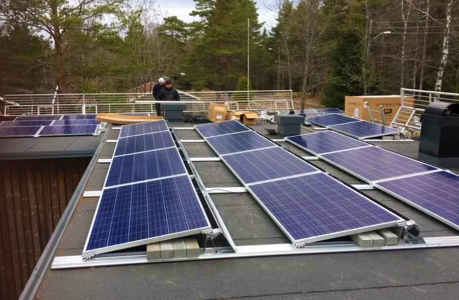 Solcellepaneler på flatt tak