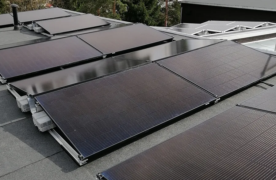 Solcellepaneler på flatt tak