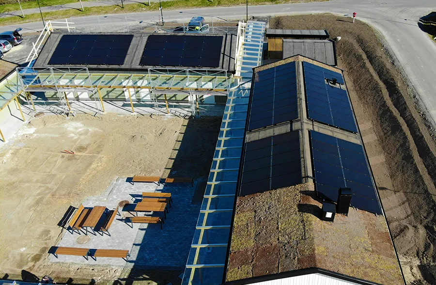 Solcellepaneler på grønt tak